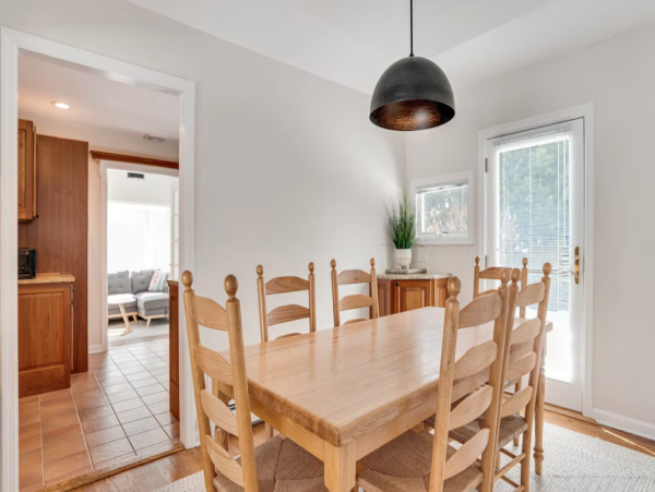 Hampton Bay Luxurious Retreat - Your Perfect Getaway